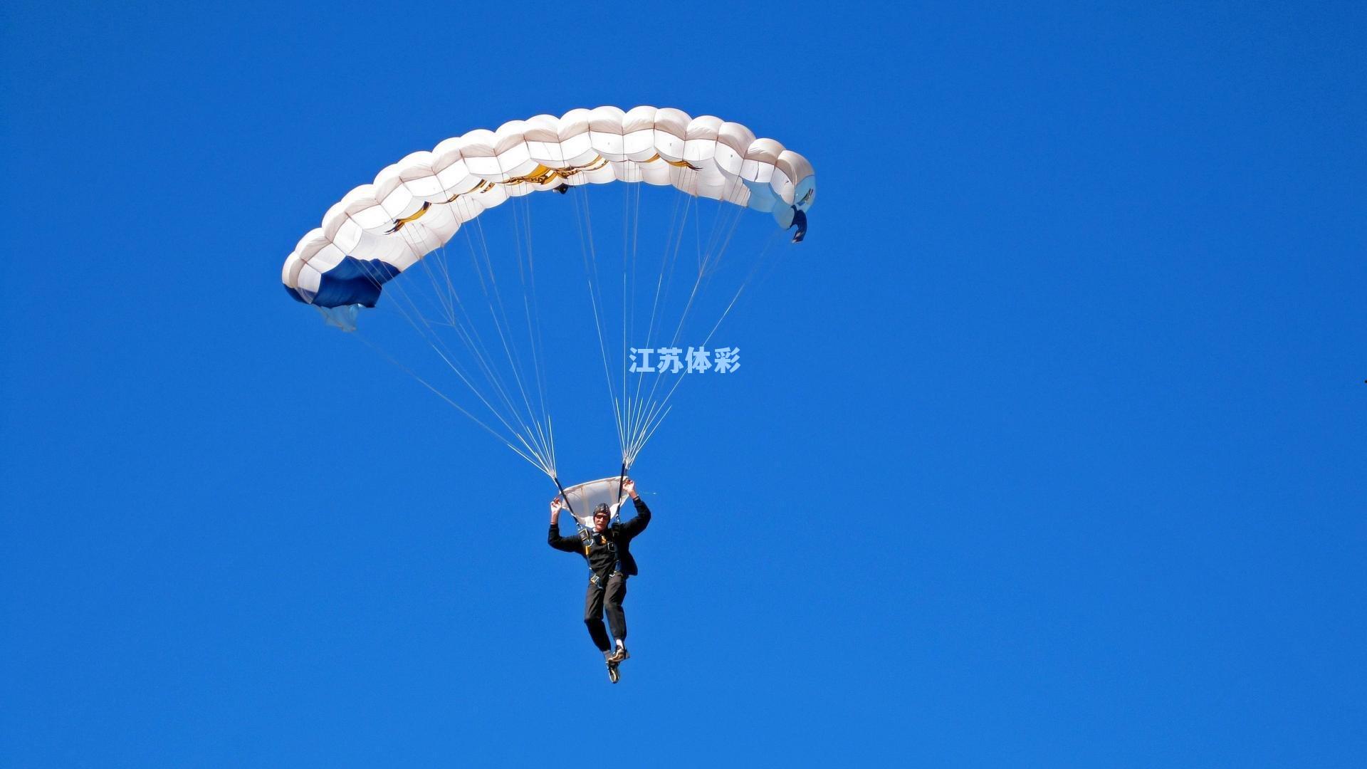 江苏体彩网：传奇再现！贝尔杆杆进洞创世纪纪录，老虎伍兹观战动容落泪